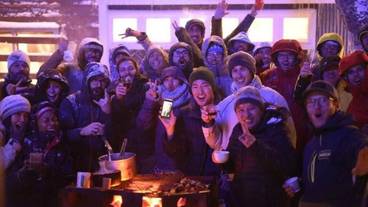 施設の正面 (日没後) / 3