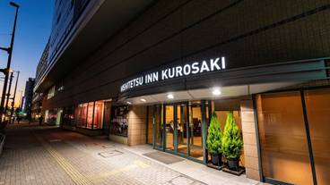 施設の正面 (日没後) / 1