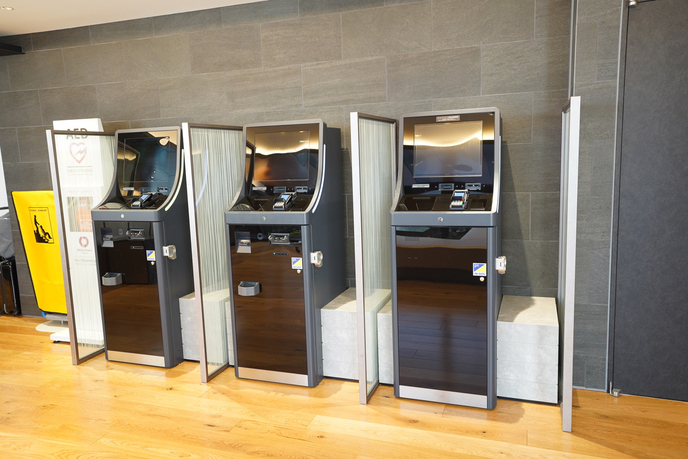 明るいフロントロビーでチェックイン2131873