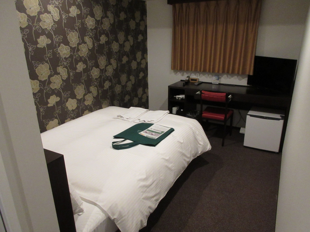 ベッドは大きめ