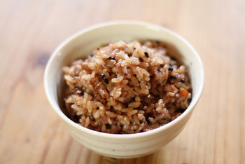 「喰呑屋バラック」料理 1159970 渡嘉敷島産黒米じゅーしー　150円　沖縄風の炊き込みご飯　そばと一緒に！