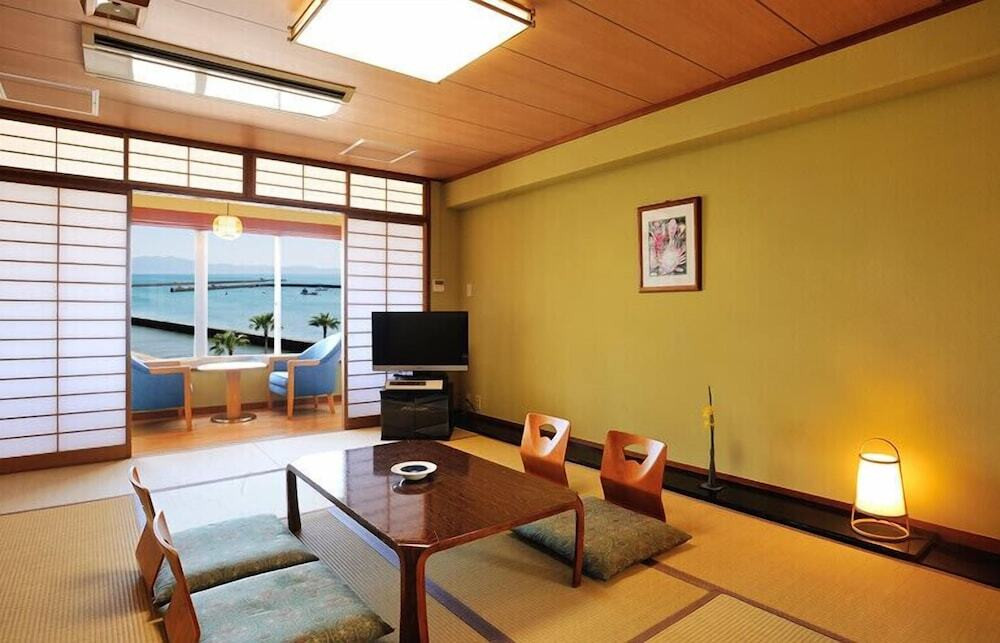 客室内のダイニングエリア