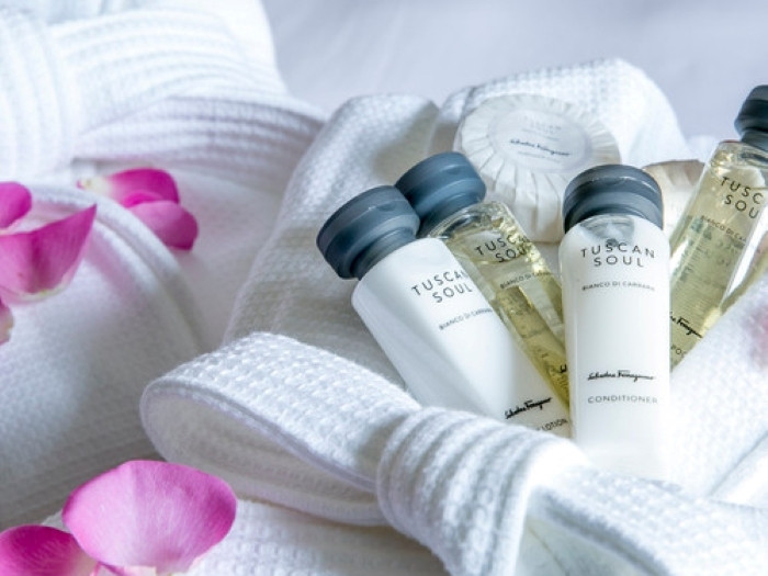 化粧水のような滑らかな肌触りのナノ・ウォーターを全館で使用。ブランドアメニティがあるのも嬉しいポイント