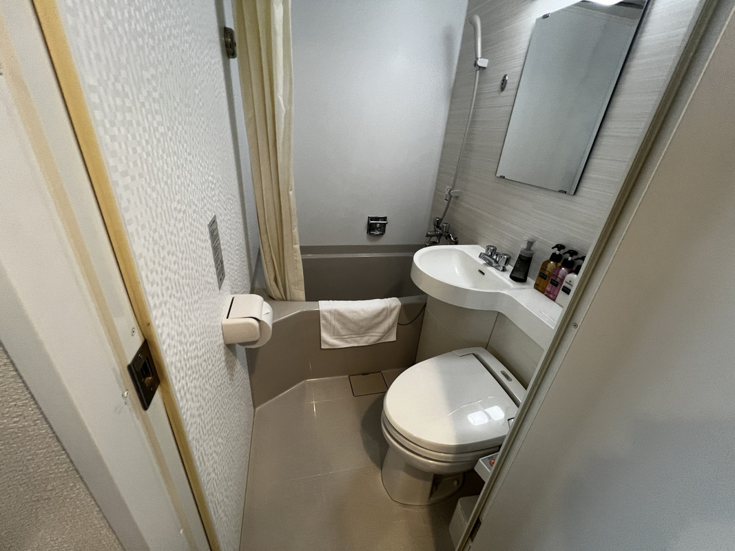 バスルームも狭いめ