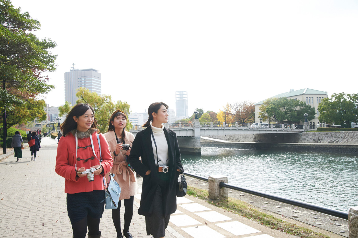 観光　女性　広島平和記念公園