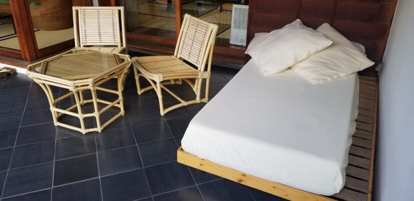 バルコニーにある寝心地の良いベッド