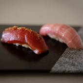 直島旅館 ろ霞（香川県 旅館）：寿司会席は1日限定9食。瀬戸内海の鮮魚を使った「イノベーティブ寿司」を中心に、つまみからデザートまでコース形式でいただける。 / 4