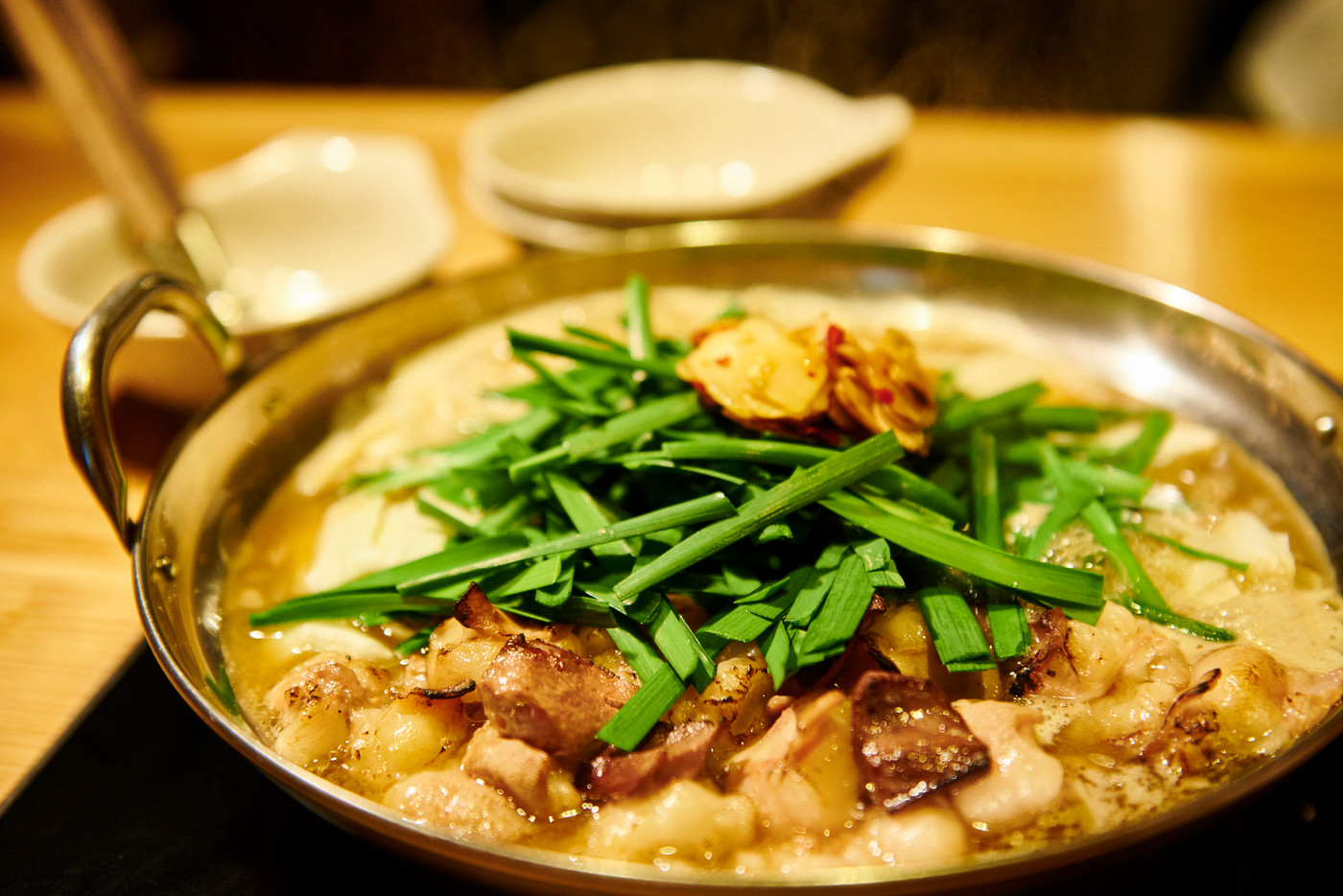 プリップリのもつにパワーが湧いてくる「もつ鍋」1994256