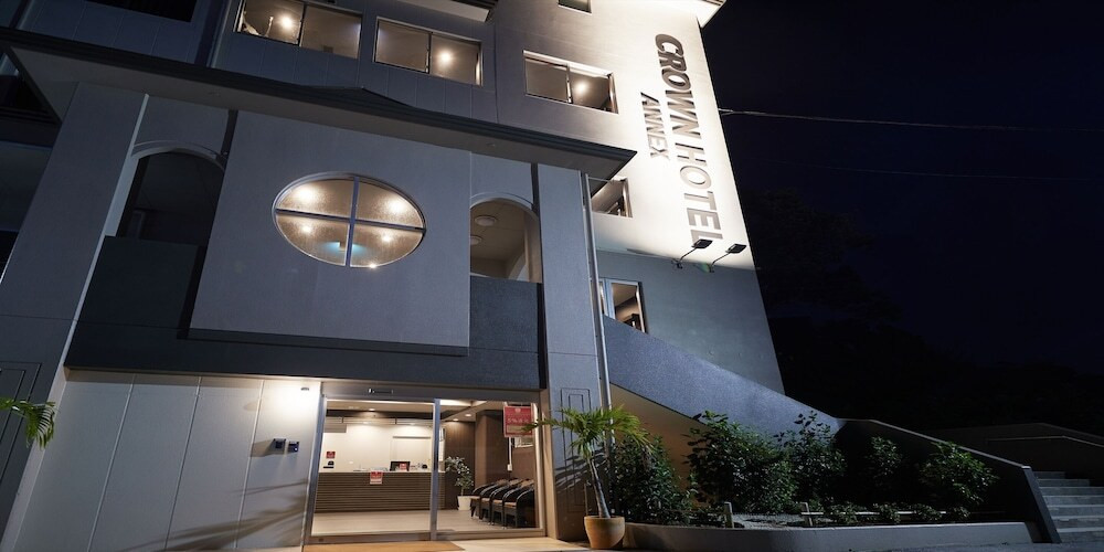 施設の正面 (日没後)