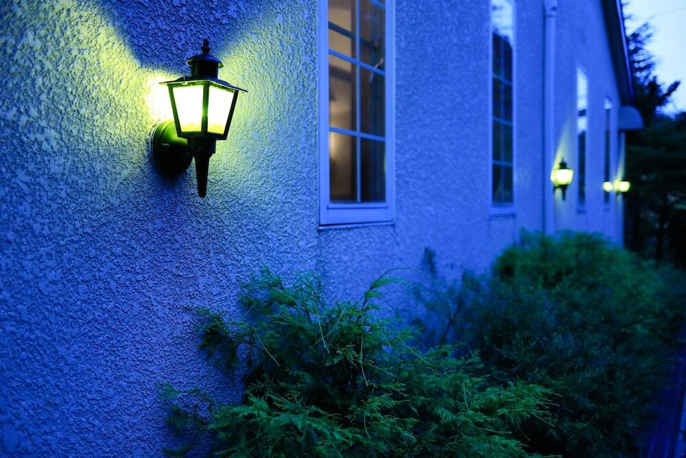 施設の正面 (日没後)