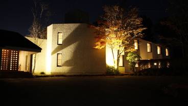 施設の正面 (日没後) / 2