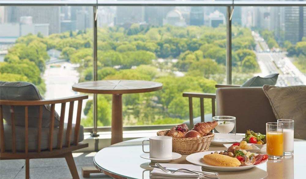 贅沢な朝食を
ルームサービスで / 1