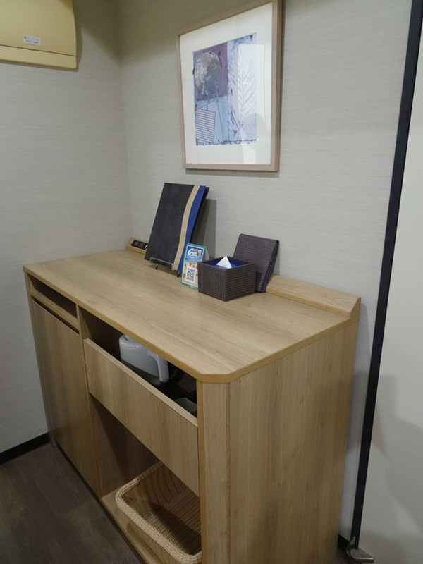 バスルーム脇の棚は、いろいろ置けて便利