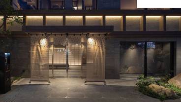 施設の正面 (日没後) / 1