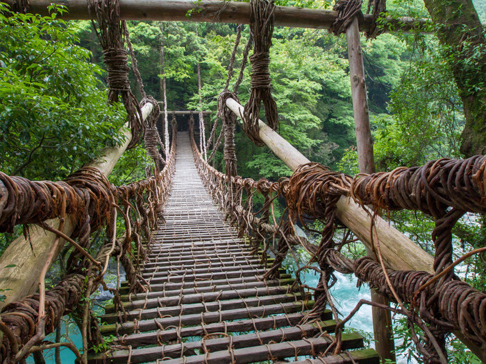 橋の高さは約14m、全長約45m。冒険家気分で最後まで渡りきって