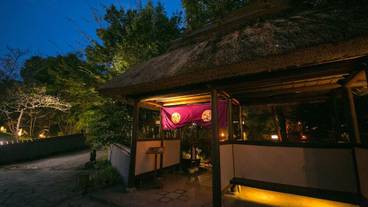 施設の正面 (日没後) / 3