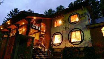 施設の正面 (日没後) / 2