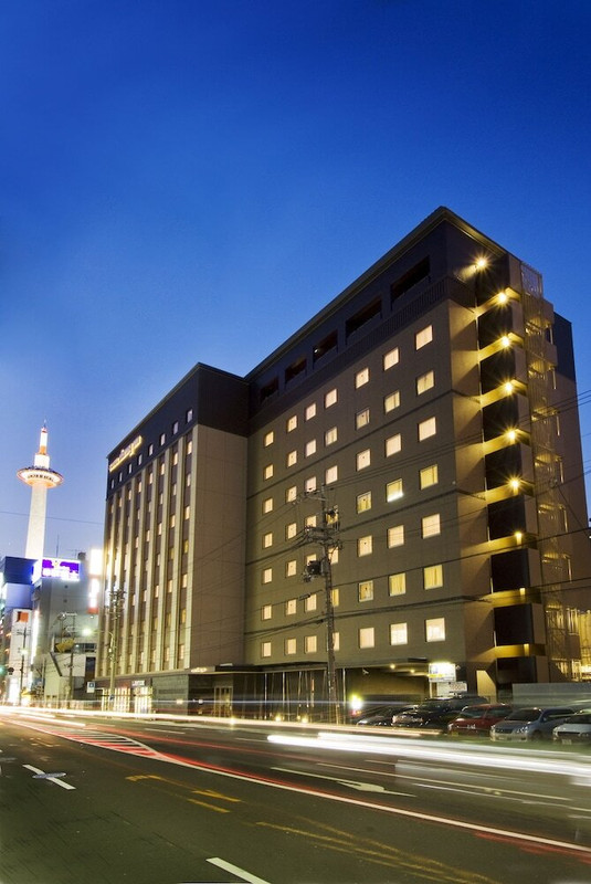 施設の正面 (日没後)