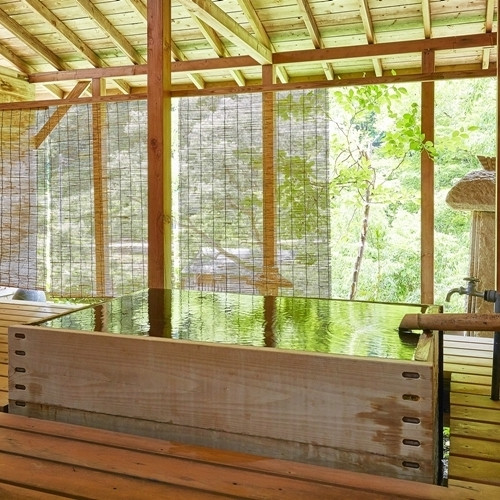 西館 和洋室の客室露天風呂(一例)