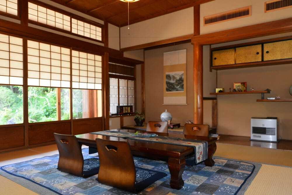 客室内のダイニングエリア