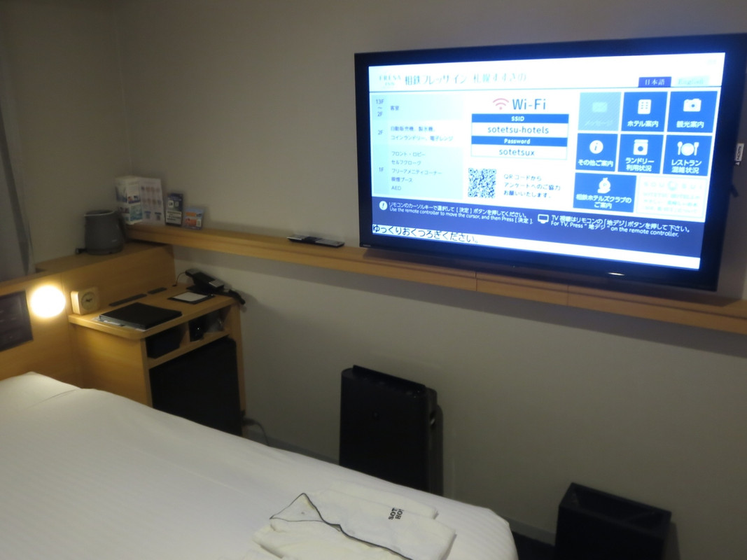 ベッド横にある大型テレビ。近すぎて見にくいです。