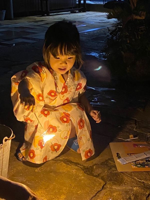 ホテルの敷地内で楽しんだ花火。このために娘の浴衣を持って行ったので、良い思い出になりました！