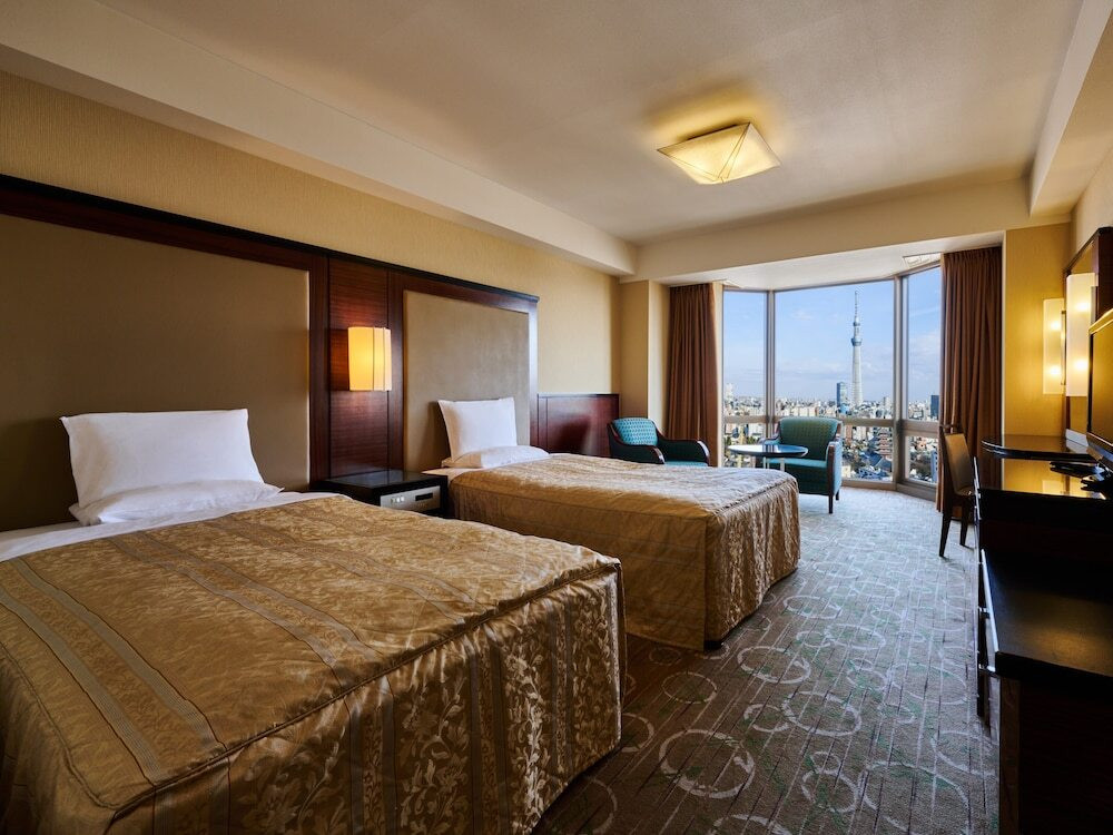 会員制で混雑回避！下町の景色を一望できるプール3980478