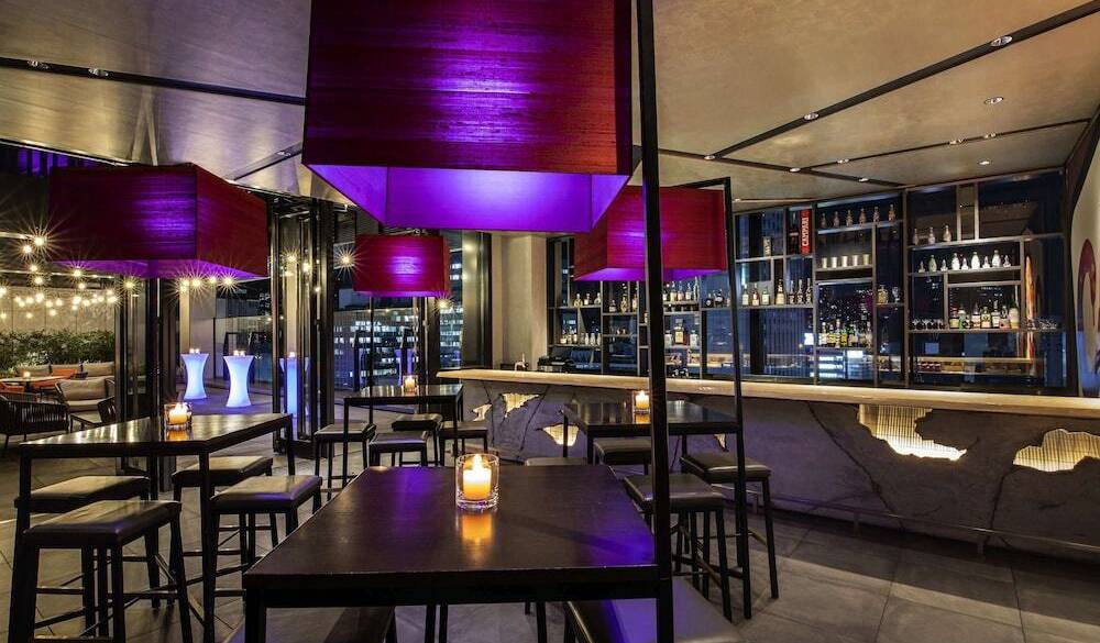 ルームサービスも！
都会的な美食を堪能 / 4