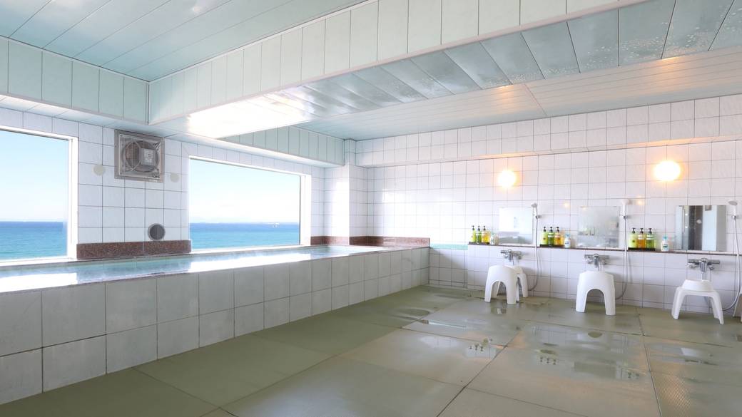 最上階の展望風呂で
海を見ながら温泉 / 1