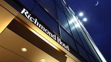 施設の正面 (日没後) / 3