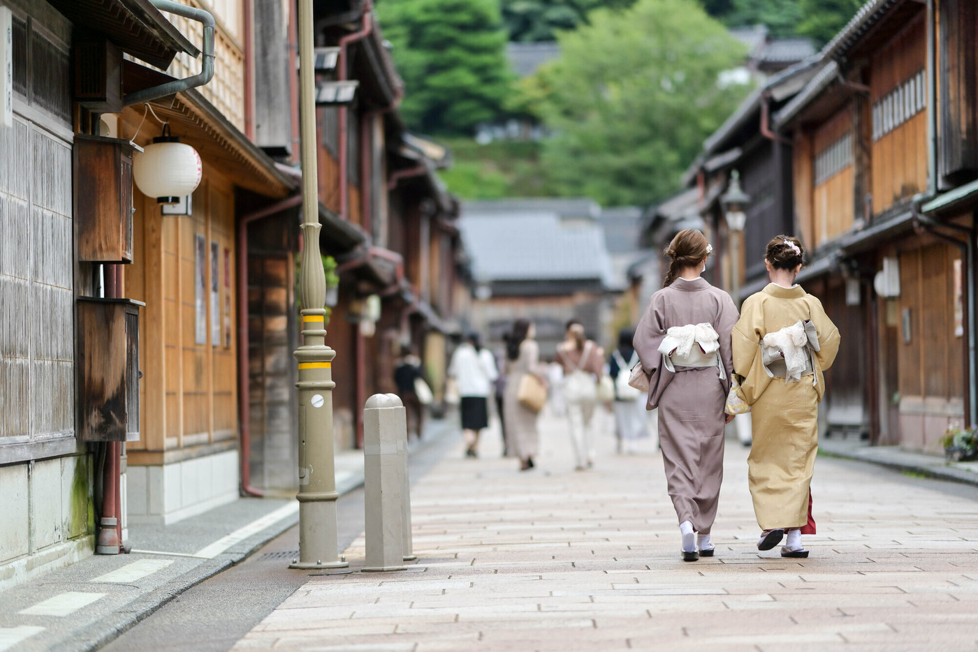 ひがし茶屋街を散策する着物女子