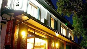 施設の正面 (日没後) / 1