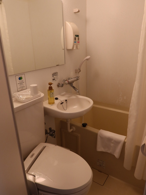 バスルームは浴槽が狭くて深いタイプ