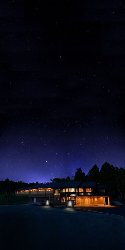 施設の正面 (日没後)