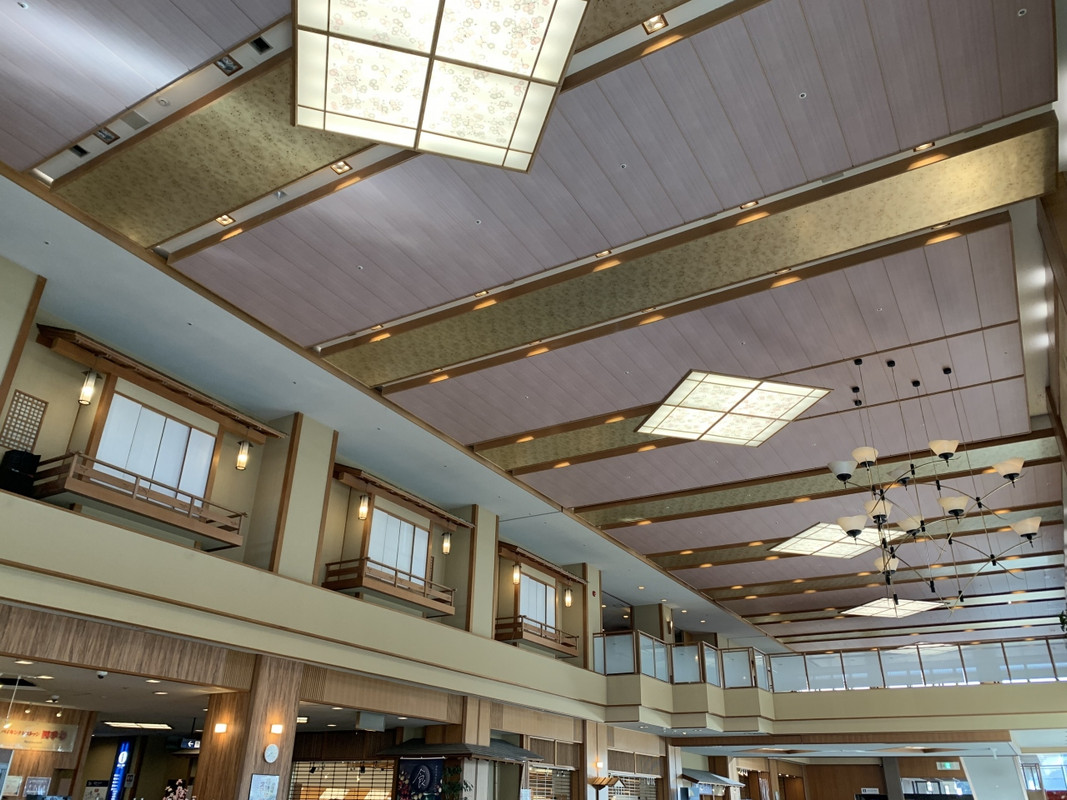 レストランの天井高し