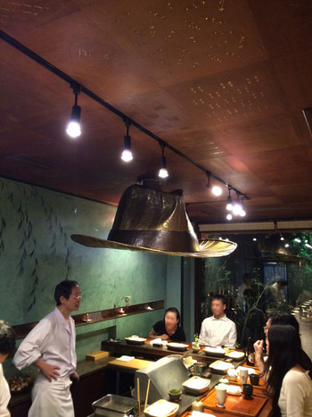「みかわ 是山居」内観 642627 食後の楽しい歓談風景。トレードマークのボルサリーノ帽子型レンジフード