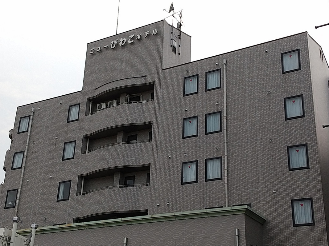 昭和風のビジネスホテルですが隣の温泉施設は無料で使えます。