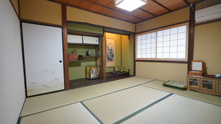 (206室) 2階 床の間4人部屋 (個室, 共用トイレ, シャワー付)