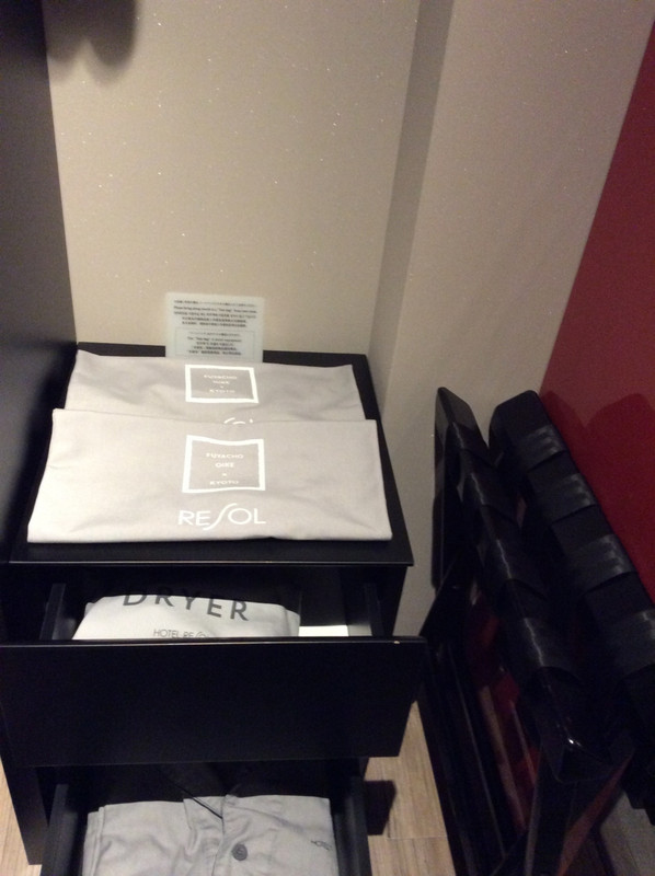 ハンガーラック、下に大浴場に行く時用トートバッグ、パジャマ