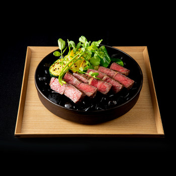 滝を眺めながら、温泉に浸かる贅沢3417202