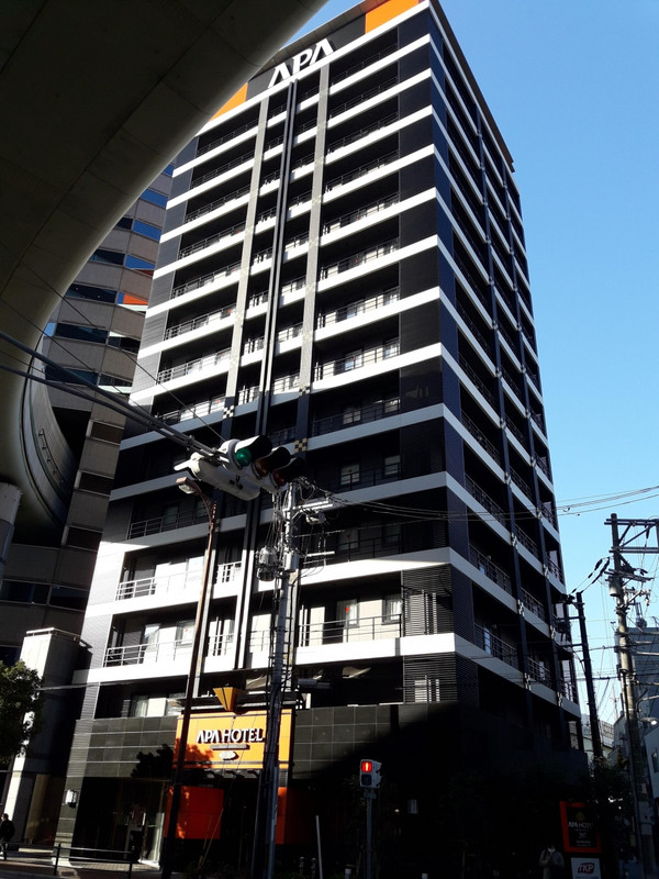 ホテルの外観（左上は高速道路）