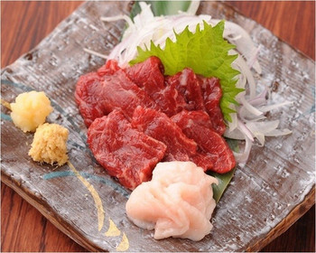 「大宮亭」 料理 17501250 熊本県直送馬刺し　霜降の馬刺しとコウネの盛合せです。