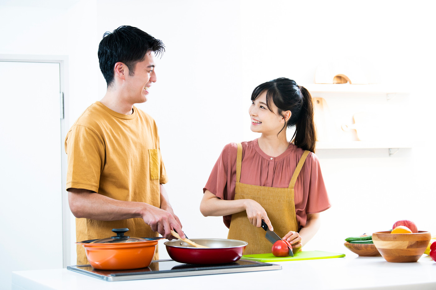 料理をする若い夫婦
