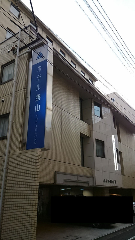 別館は本館と細い通りを挟んだ向かいにあります。