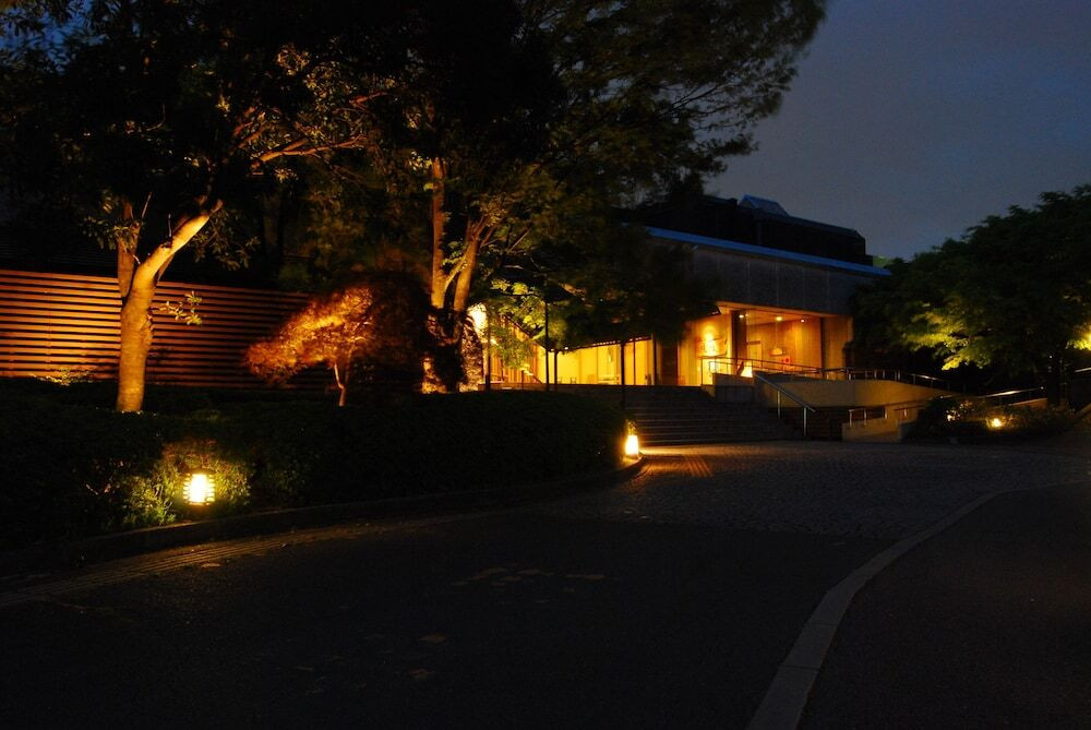 施設の正面 (日没後)