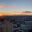 夕暮れ時の桜木町駅前と富士山