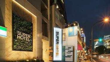 施設の正面 (日没後) / 3