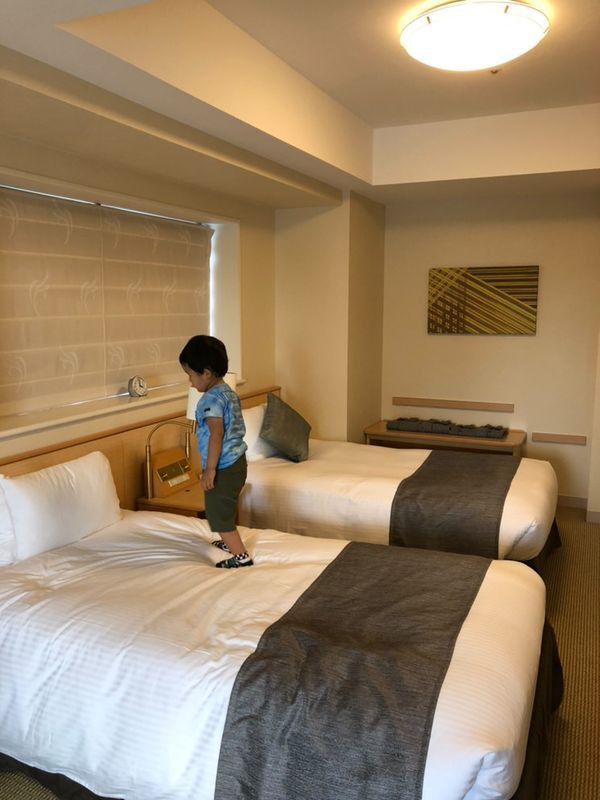 「コーナーテラスルーム」。ベッド2台で小さな子連れ家族にぴったり / 1