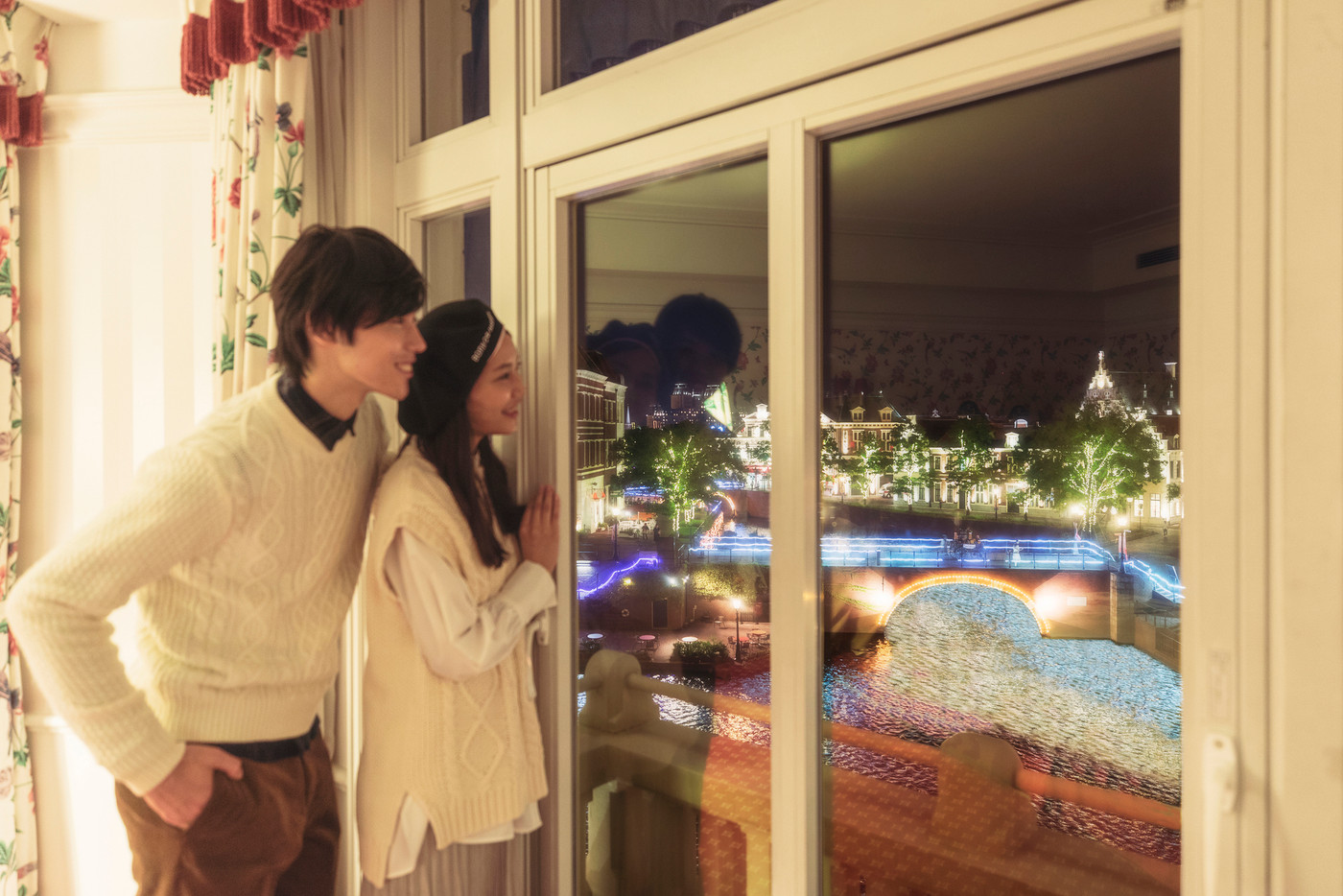 ふたりきりの部屋から眺める、非日常な光景「ホテルヨーロッパ」1955126