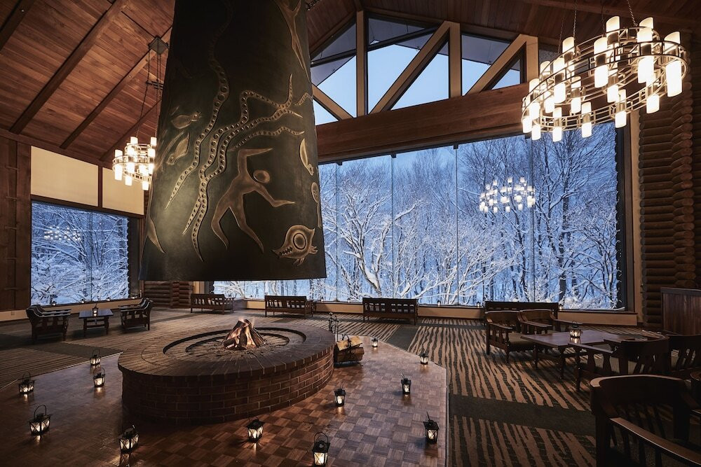 部屋でスマホを見る女性　考える